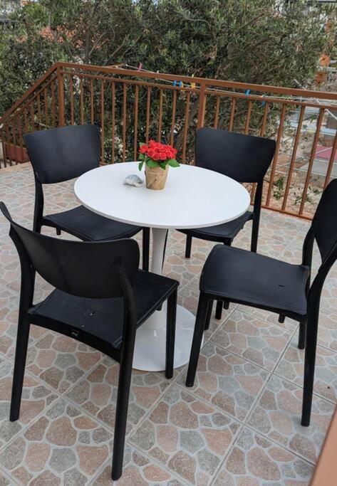 Zeezicht Appartement 50M From Beach 스리마 외부 사진